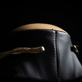 Val flätat halsband, mässing, läder.