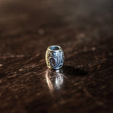 Liten skäggpärla av silverpläterad mässing med 9 mm längd och 4 mm dräthål för skägg och smycken.