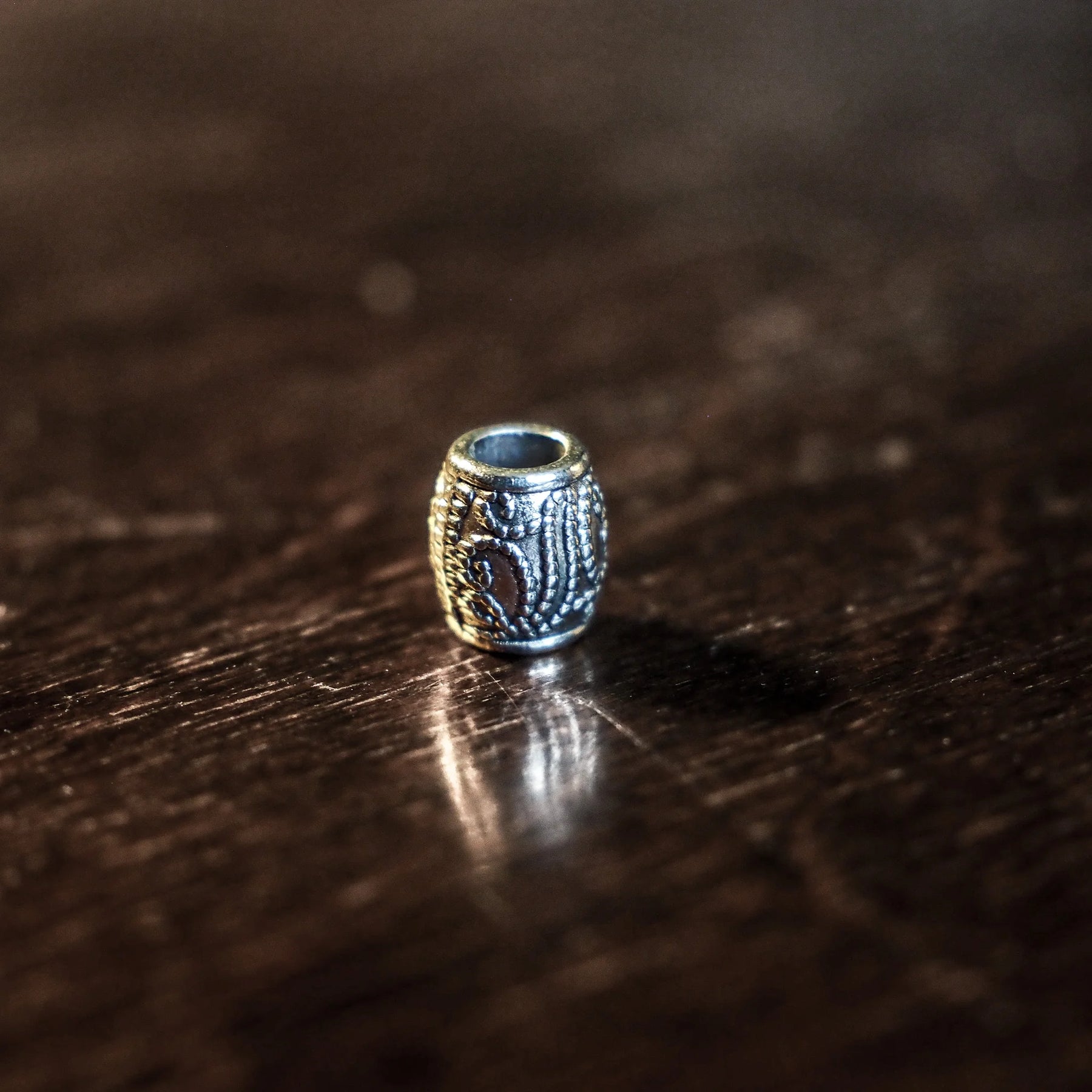 Liten skäggpärla med silverpläterad mässing och detaljerat vertikalt mönster för väving och smycken.