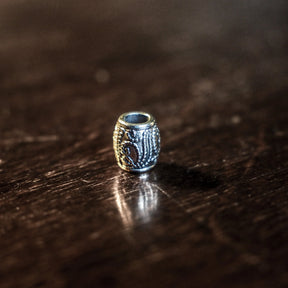 Liten skäggpärla med silverpläterad mässing och detaljerat vertikalt mönster för väving och smycken.