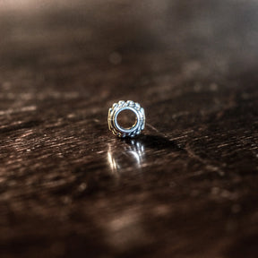 Pärla med tvinnad dekor, silverpläterad.