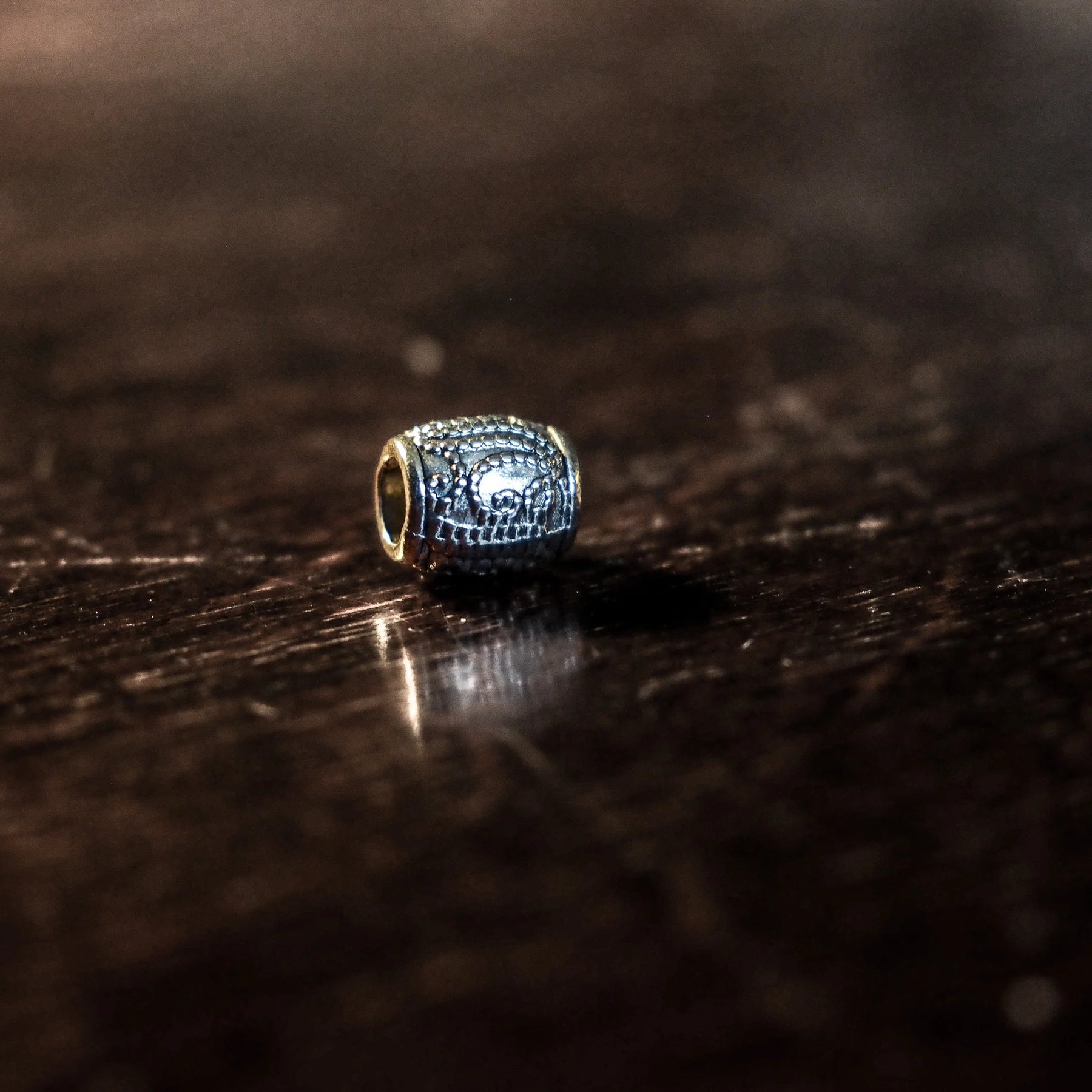 Skäggpärla i silverpläterad mässing med komplex vertikalstruktur för smyckedesign.