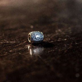 Skäggpärla i silverpläterad mässing med komplex vertikalstruktur för smyckedesign.