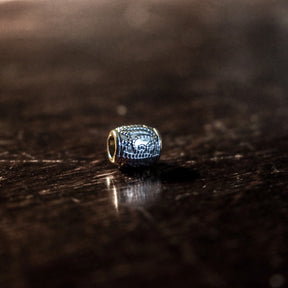 Silverpläterad messingsperla med vertikalstruktur designad för skägg och smyckedekorering.