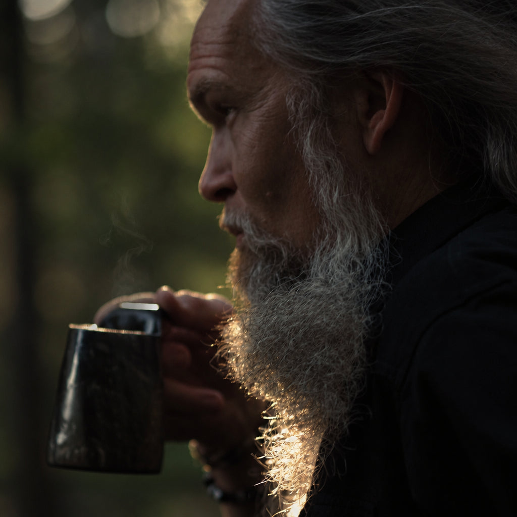 Kaffekrus i horn, ca. 250 ml – mørk variant med naturlig hornstruktur