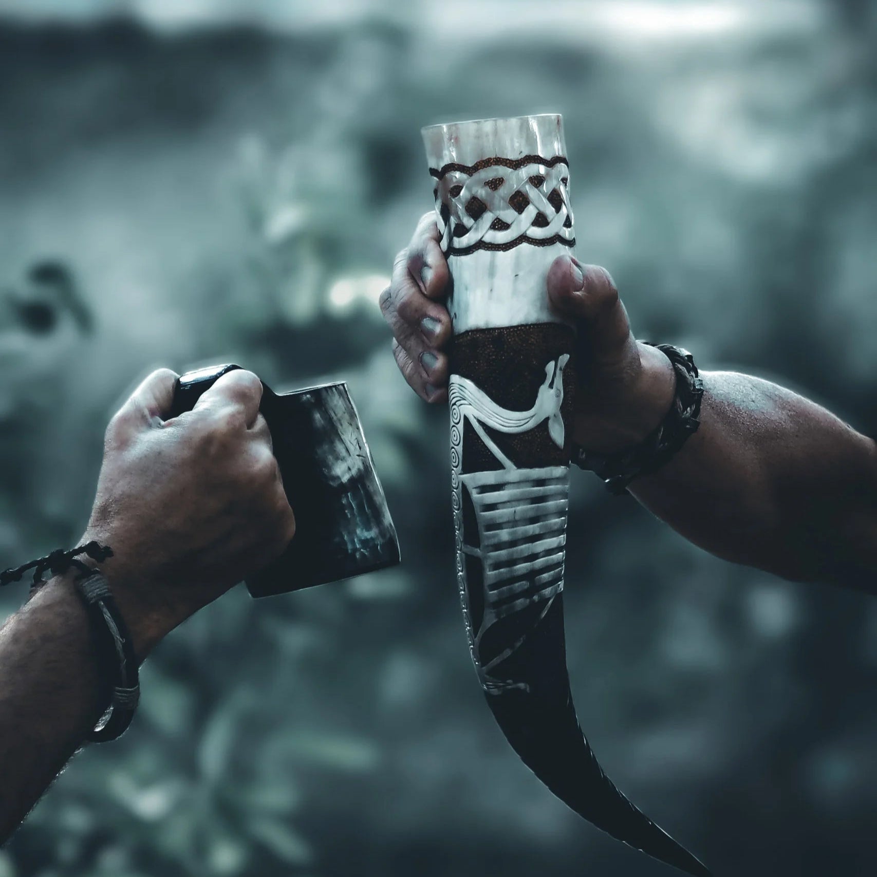 Djupt snidad dryckeshorn med vikingaskepp pyrografi. Visar hela hornet med intrikat skeppdesign och lädergrepp.