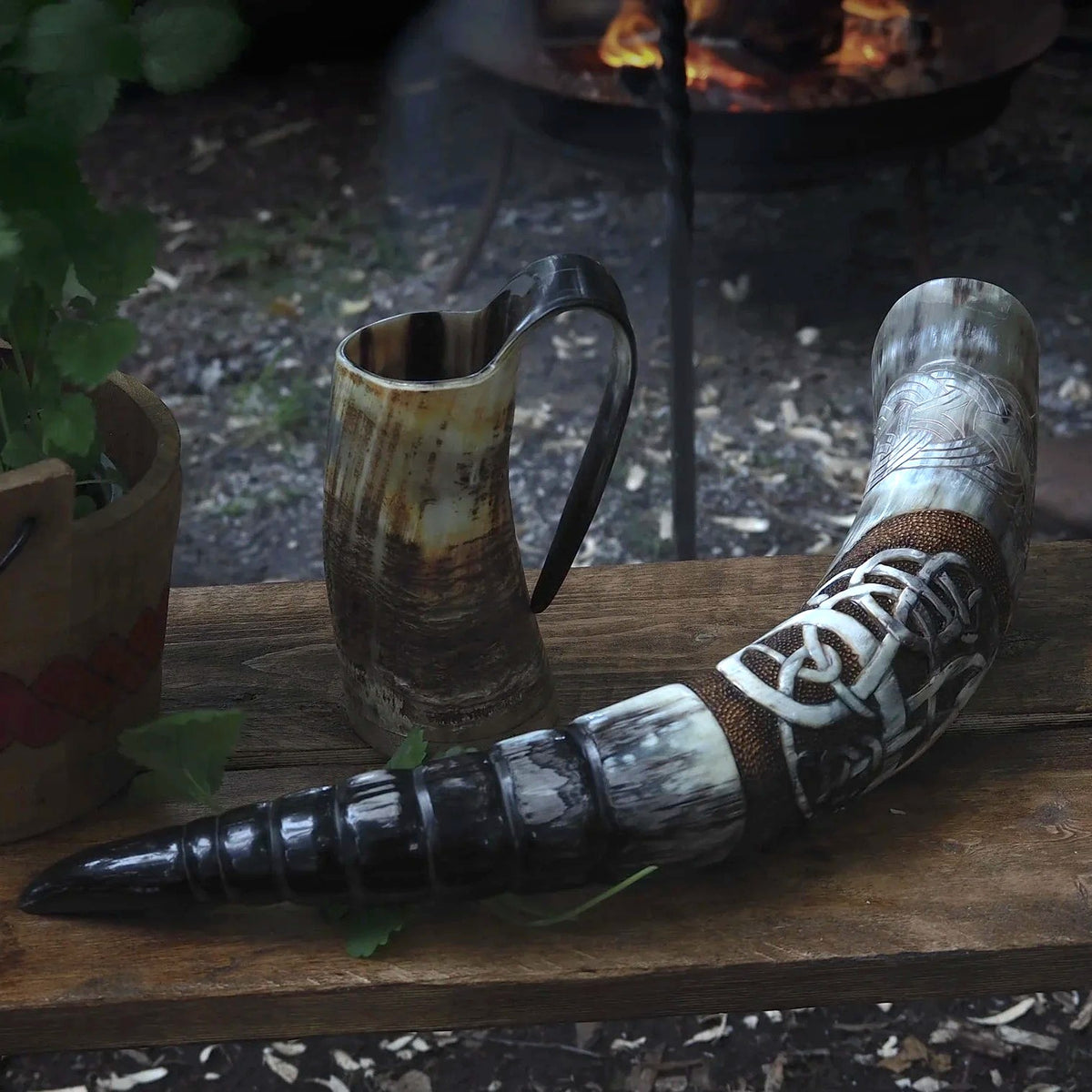 Djupt snidad dryckeshorn med Urnes-stil drake och vikingtid-ornament, naturligt horn med metallförstärkning vid kanten