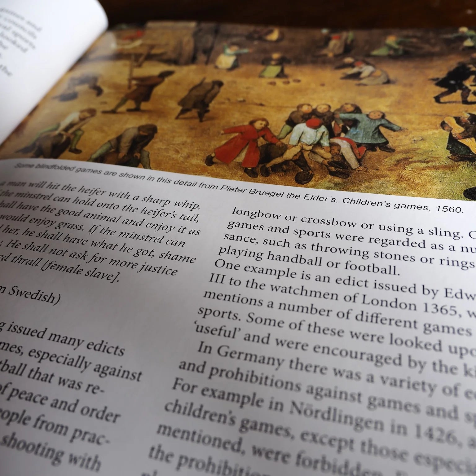 Bokinnehål visar illustrerad beskrivning av barnlekar från 1560-talets Europa enligt Bruegel, med text om historiska spelregler och barnuppfostran