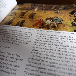 Bokinnehål visar illustrerad beskrivning av barnlekar från 1560-talets Europa enligt Bruegel, med text om historiska spelregler och barnuppfostran