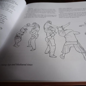 Bokinnehål med svartvita illustrationer av historiska lekar från vikingatid och medeltid, visar fyra män som demonstrerar kampsporter och stridspositioner