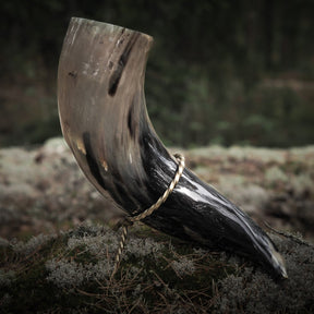 Gigantiskt vikingadryckeshorn i naturligt oxhorn, 2000 ml, perfekt för stora dryckestillfällen och festligheter