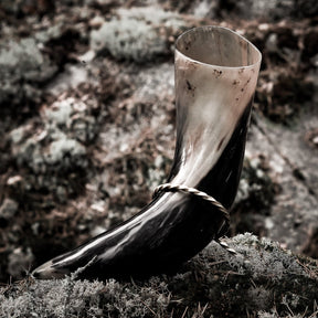 Stort naturligt oxhorn-dryckeshorn 2000 ml från alternativ vinkel, visar klassisk vikingadesign och autentisk material
