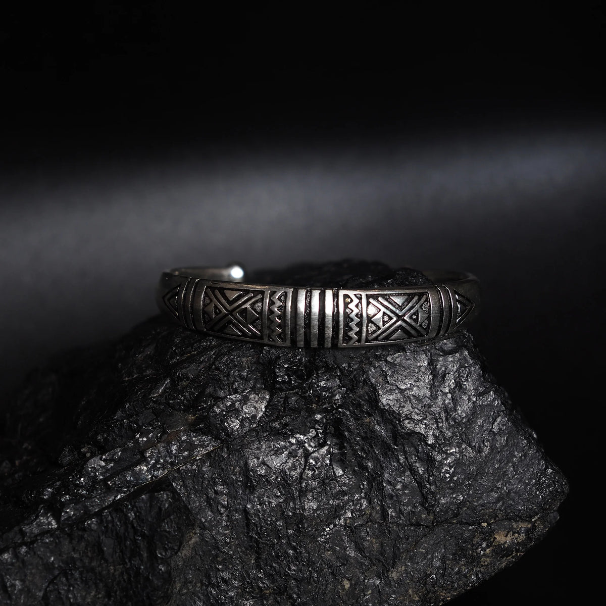 Välvt armband med dekor, silverpläterad, med stenar.