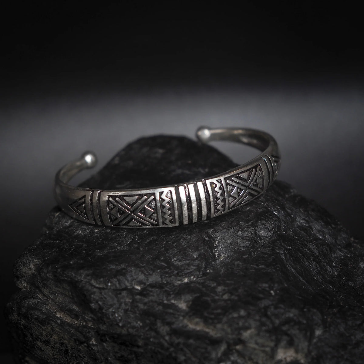 Välvt armband med dekor, silverpläterad, med stenar.