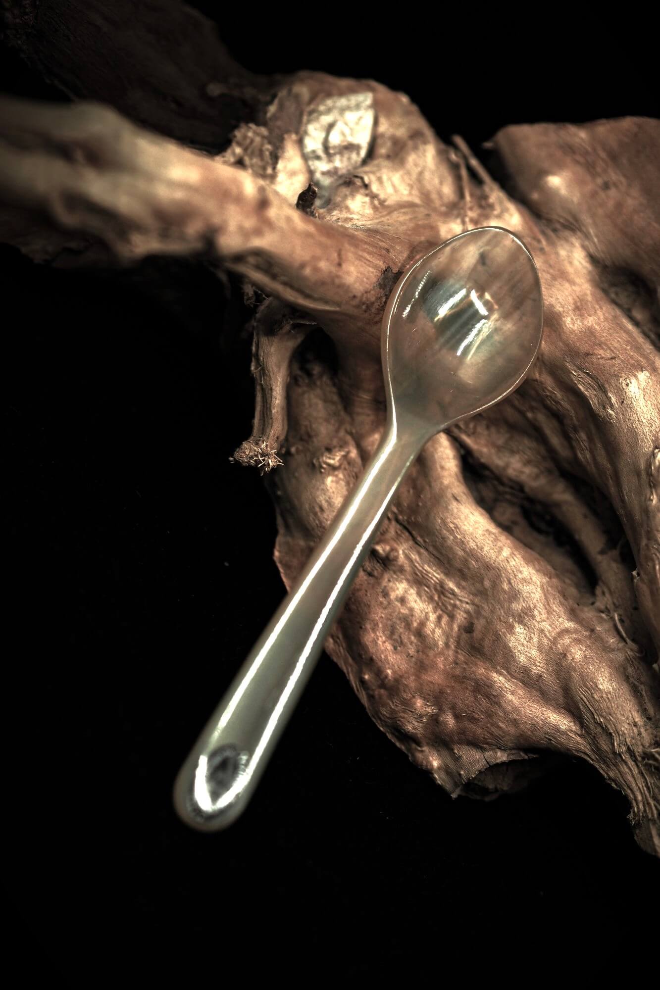 Tesked i horn, Traditionell, mot mörk bakgrund.