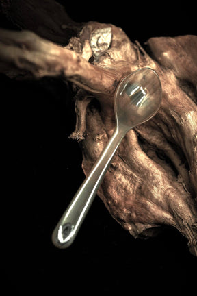 Tesked i horn, Traditionell, mot mörk bakgrund.