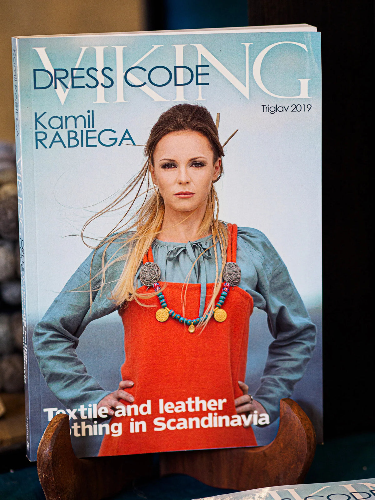 Viking Dress Code, ull, med pärlor.