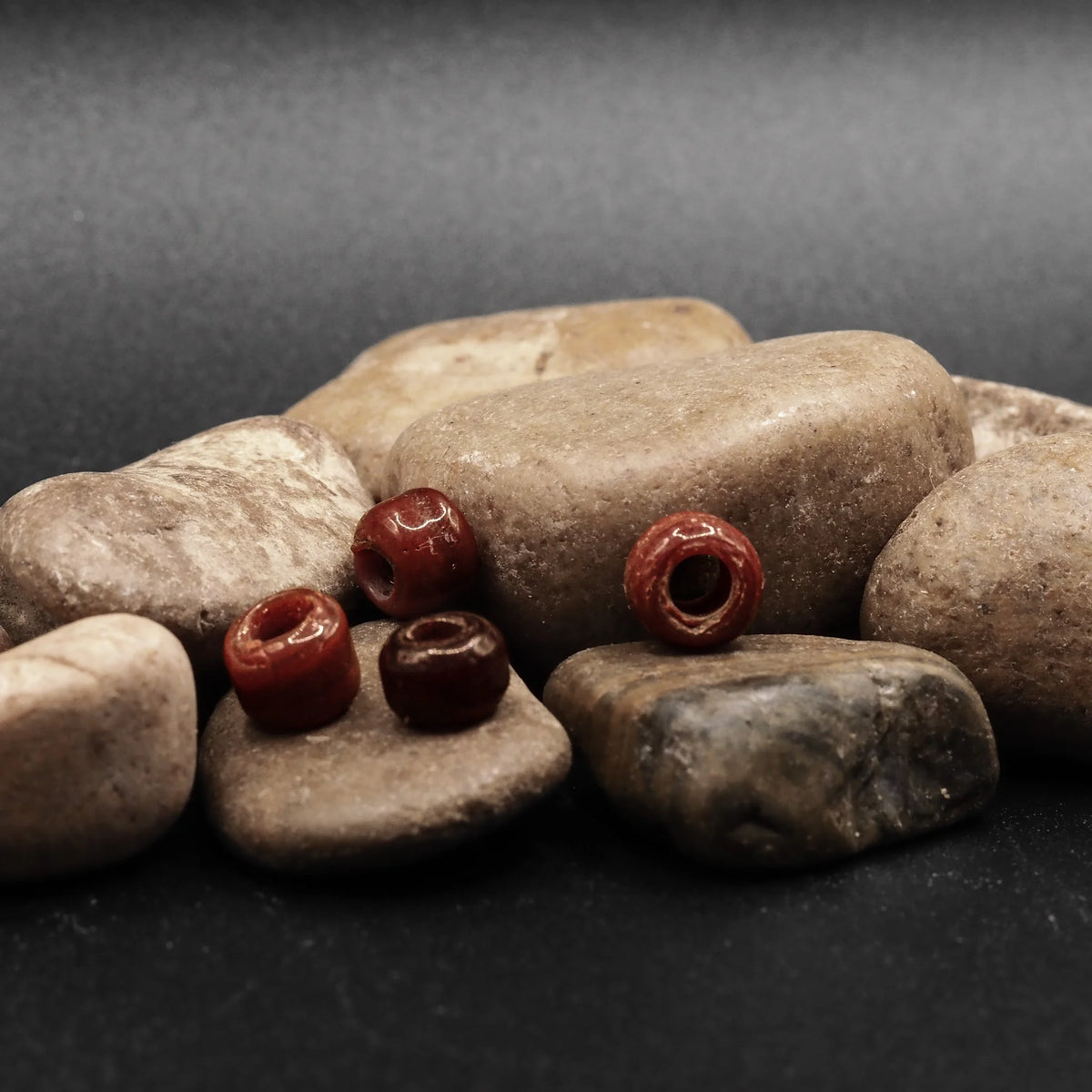 Roströd pärla, med stenar.