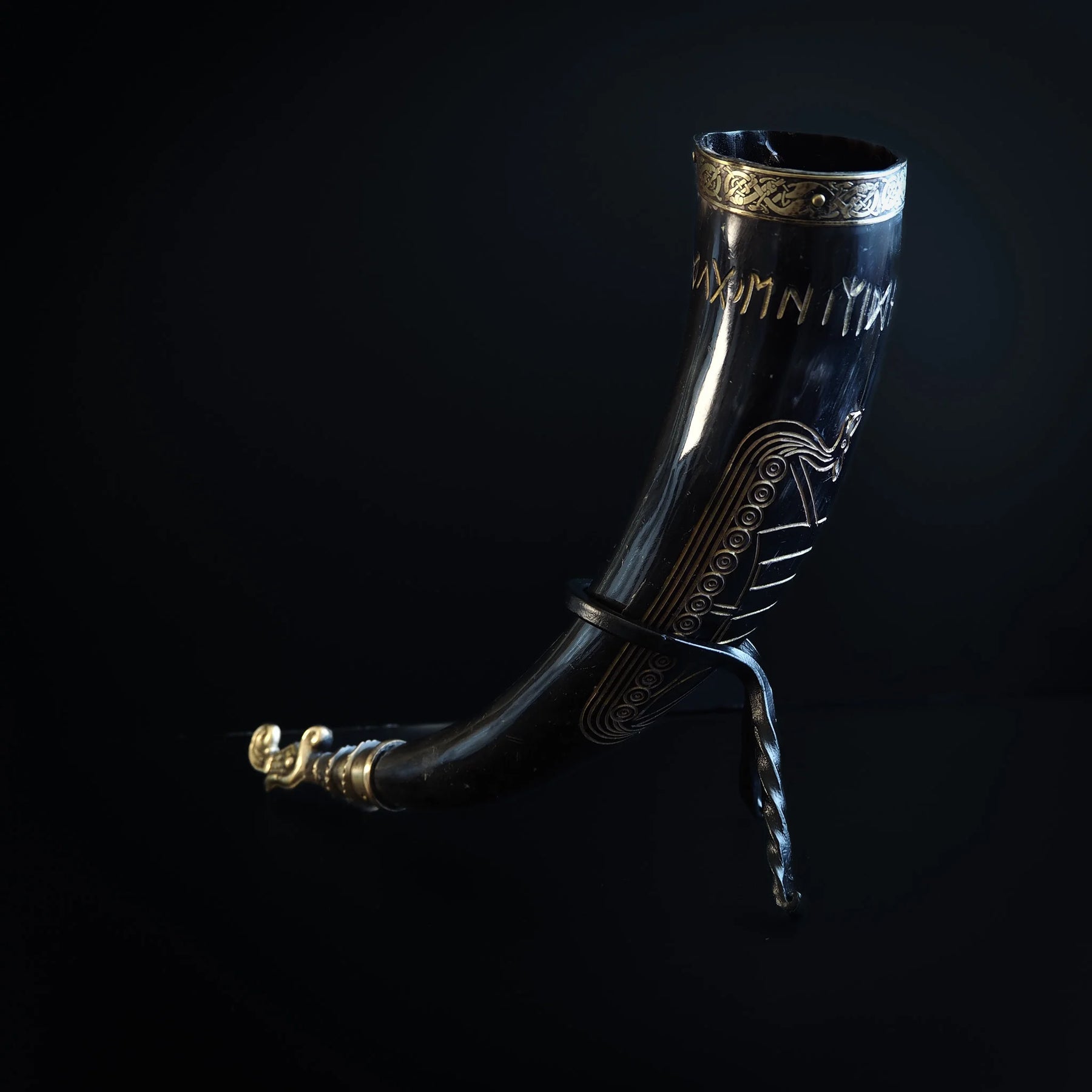 Dryckeshorn med ljust horn, mässingband med Viking-knottmönster och graverad Nordic dekoration