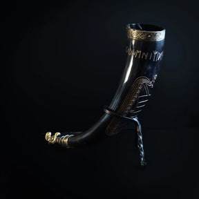 Dryckeshorn med ljust horn, mässingband med Viking-knottmönster och graverad Nordic dekoration