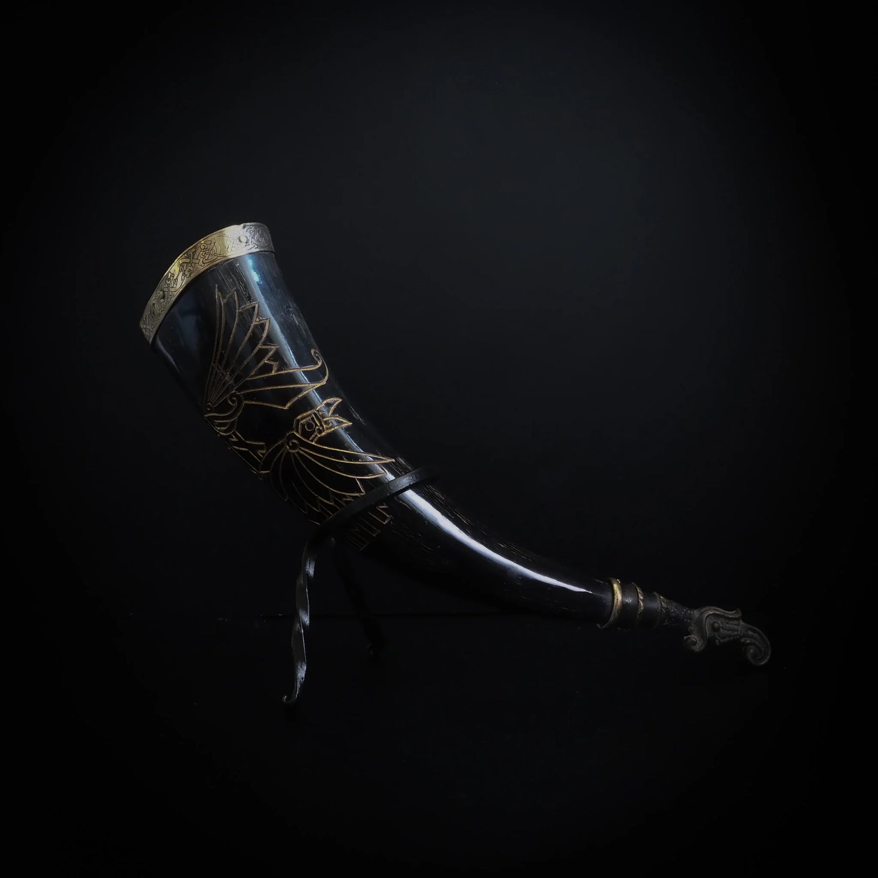 Dryckeshorn med gravyr - mörkbrun organisk horn med mässingsband och graverad korp i guldtone. Klassisk vikinginspirerad designad drinkningshorn, cirka 250 ml.