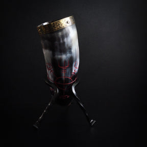 Dryckeshorn i naturligt horn, presenterat upprätt. Graverad solhjul med runor i hornet. Mässingsbågar och dekorativ topp skapar klassisk vikingastil.