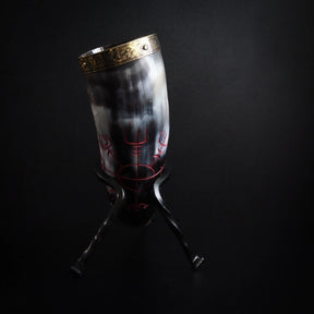 Dryckeshorn i naturligt horn, presenterat upprätt. Graverad solhjul med runor i hornet. Mässingsbågar och dekorativ topp skapar klassisk vikingastil.