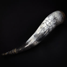 Dryckeshorn från topp till botten visar rödfärgad korp-gravyr på ljust horn. Mässing-detaljer och vikingmönster genomgående.
