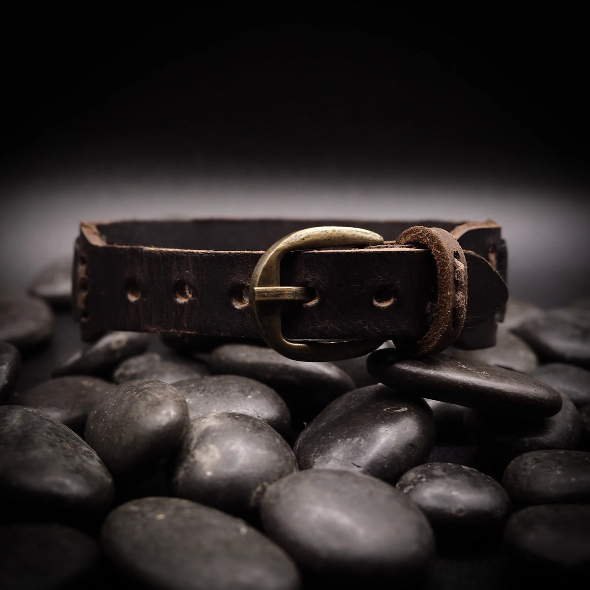 Armbånd viking – nærbillede af messingspændet med slidt patina