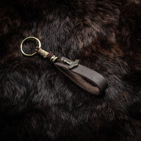 Liten Torshammare nyckelring i brons med läderband och handflätning, visar klassisk nordisk symbol