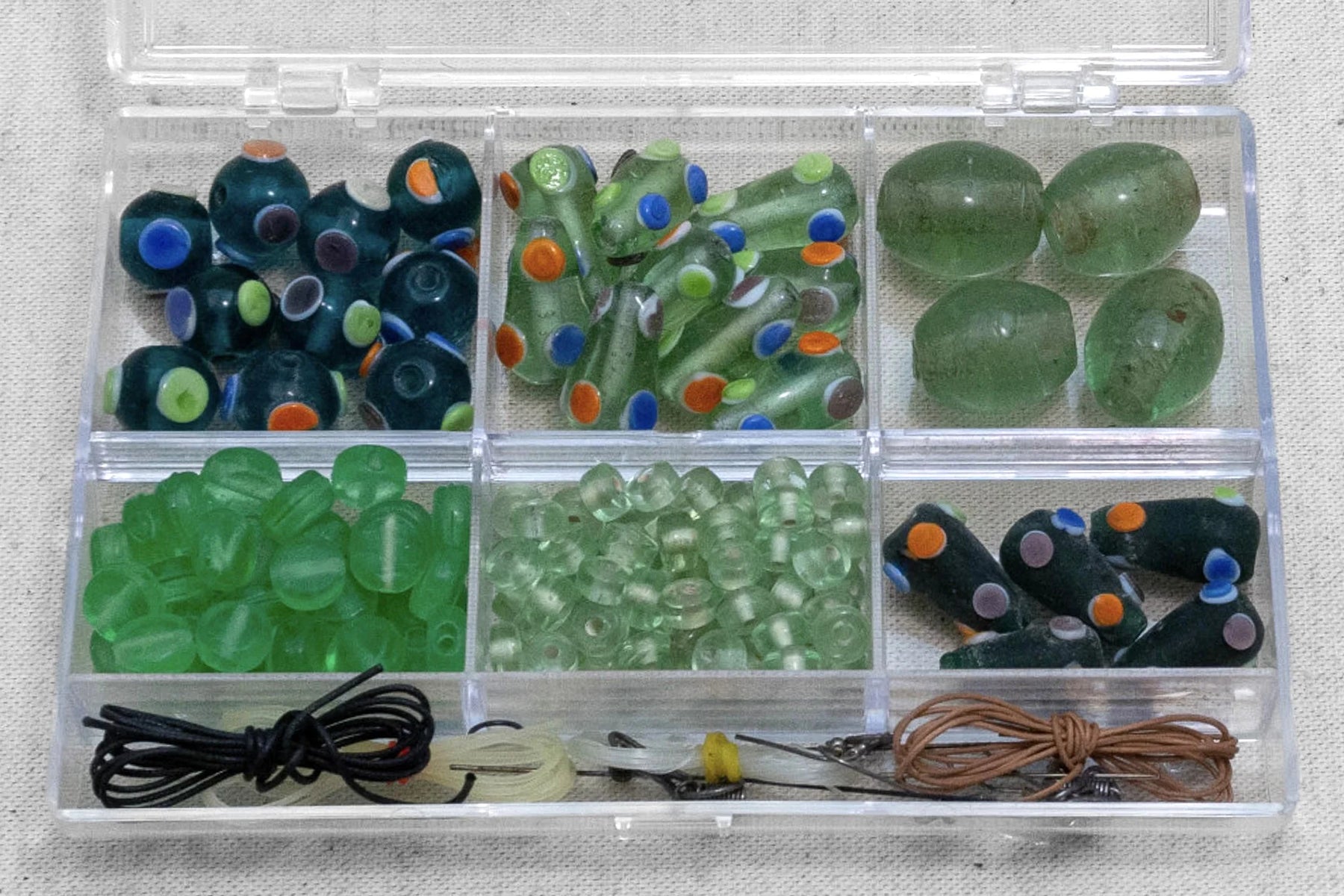 Pärllåda med Gröna pärlor, med grönska.