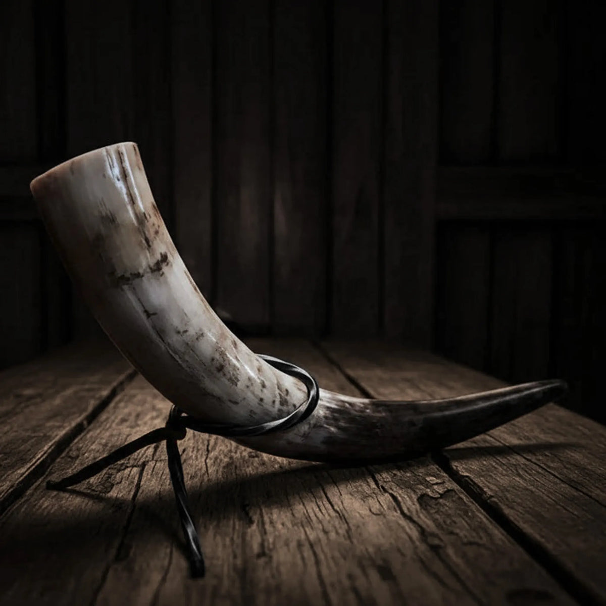 Large drinking horn with wrought iron stand, Approx. 500 ml