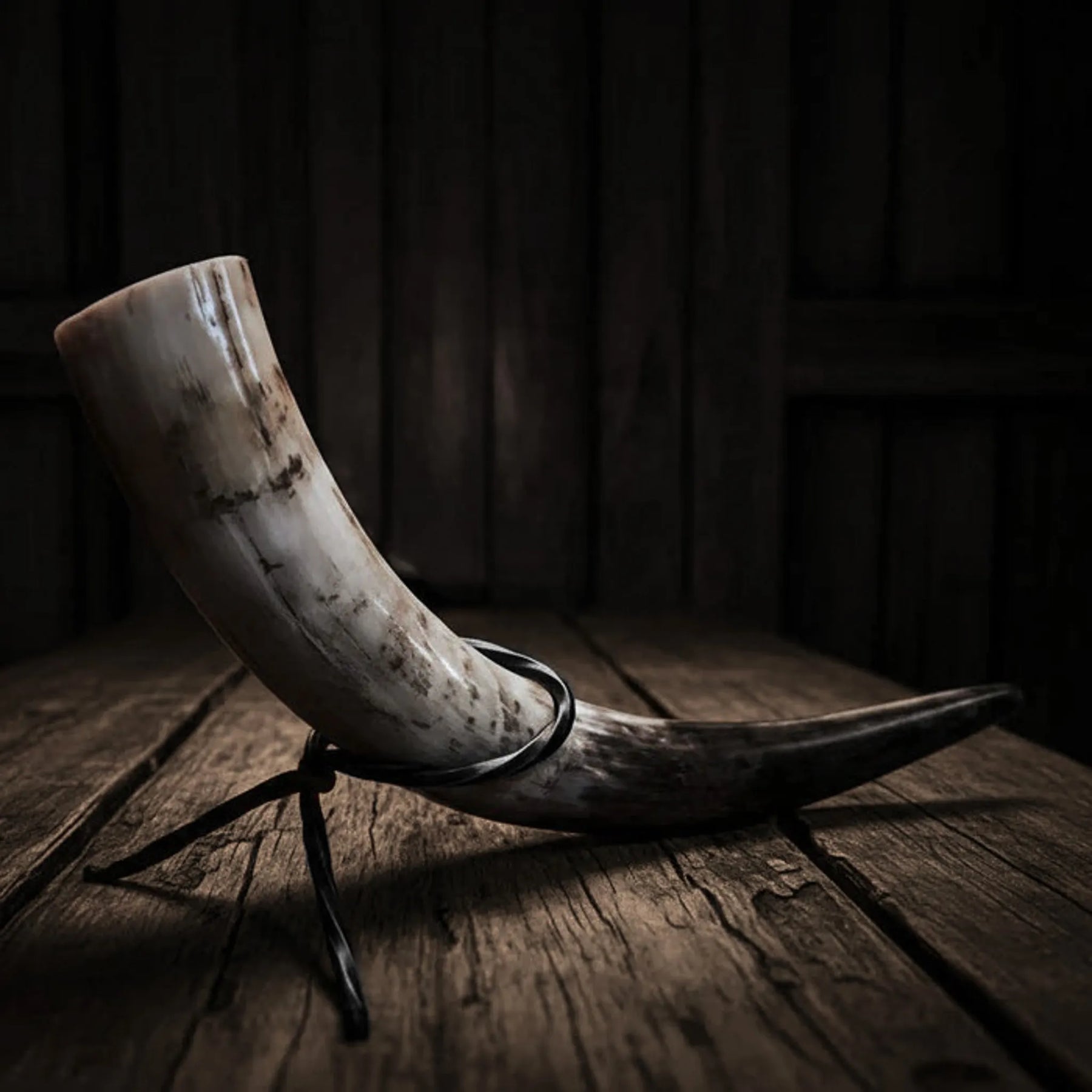 Large drinking horn with wrought iron stand, Approx. 500 ml