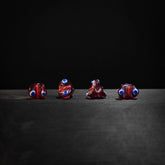 Röd pärla med ögon.