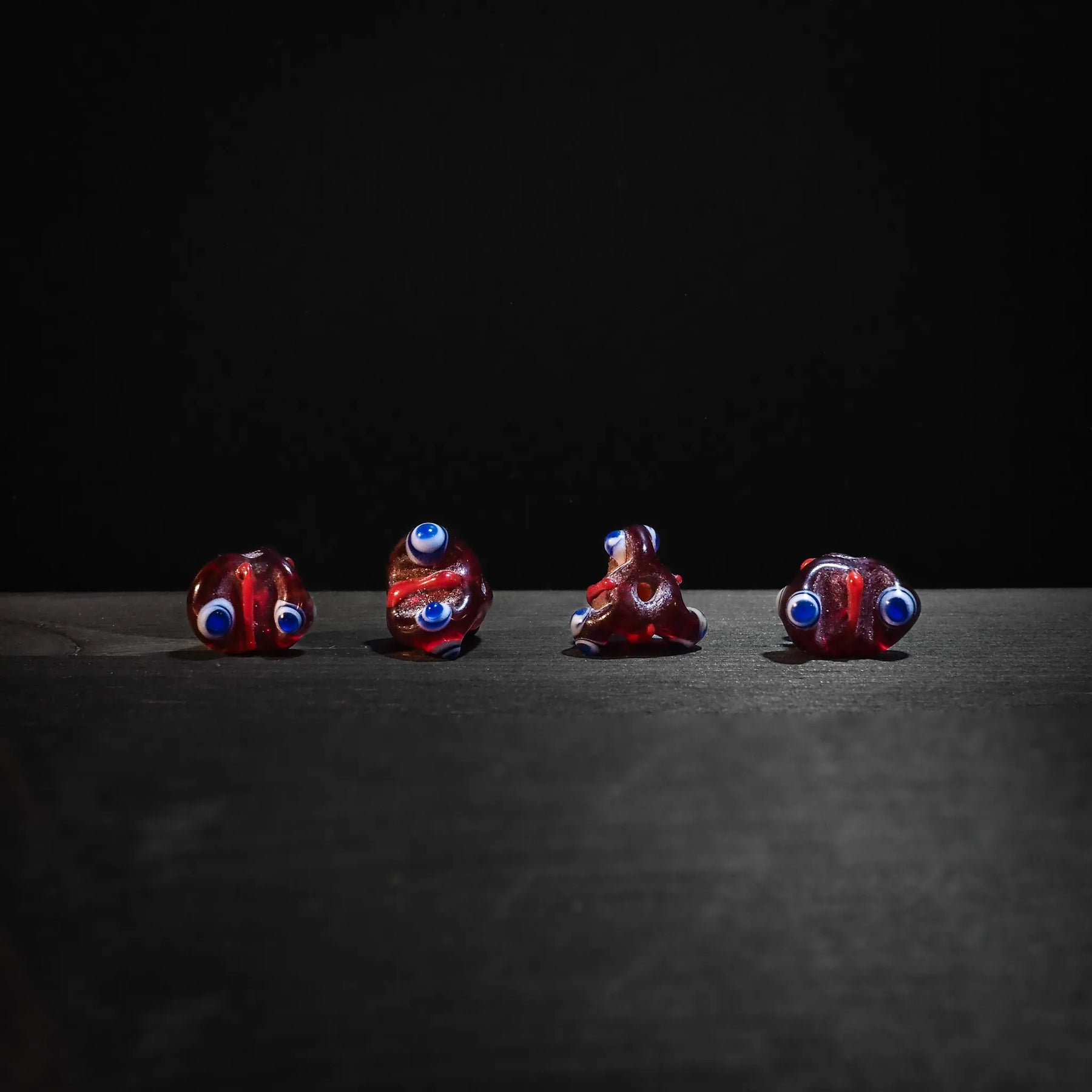 Röd pärla med ögon.