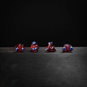 Röd pärla med ögon.