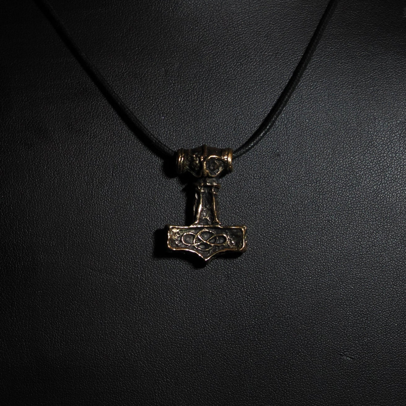 Torshammare Mjölner, från Ödeshög., brons, läder.