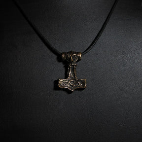 Torshammare Mjölner, från Ödeshög., brons, läder.