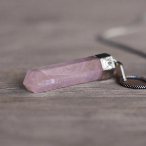 Rosenkvarts stenhänge - polerad rosa kvarts i mässingsfäste med mörkgrå pärlebandshalsband
