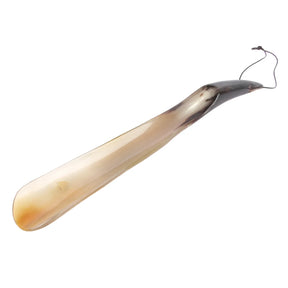 Skohorn i horn med spetsig ände och snörknagg, naturlig färgskillnad från ljusare till mörkare spets