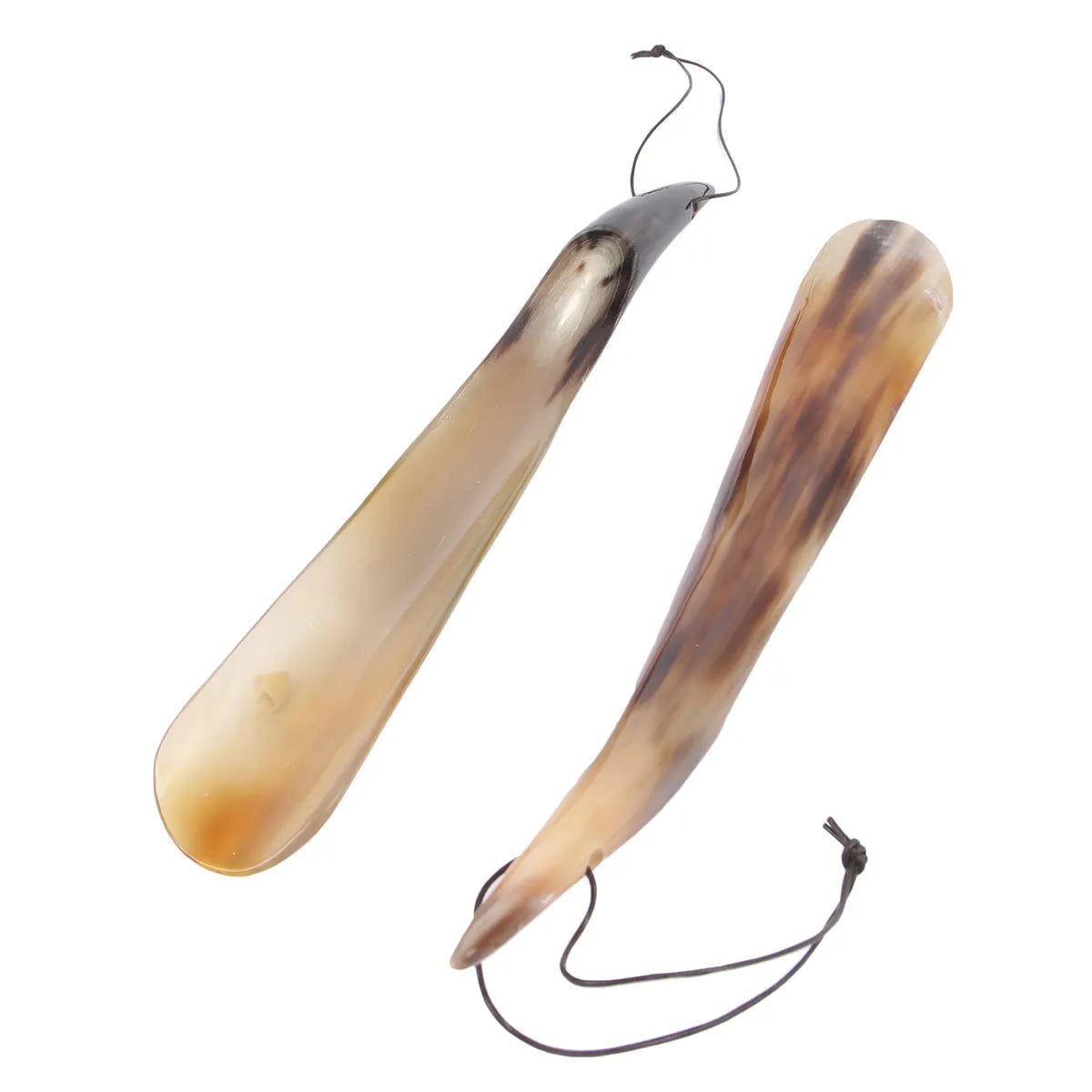 Två skohorn i horn med olika ändar - ett spetsigt och ett trubbigt - båda med snörknagg och naturlig hornfärgskillnad