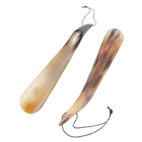 Två skohorn i horn med olika ändar - ett spetsigt och ett trubbigt - båda med snörknagg och naturlig hornfärgskillnad