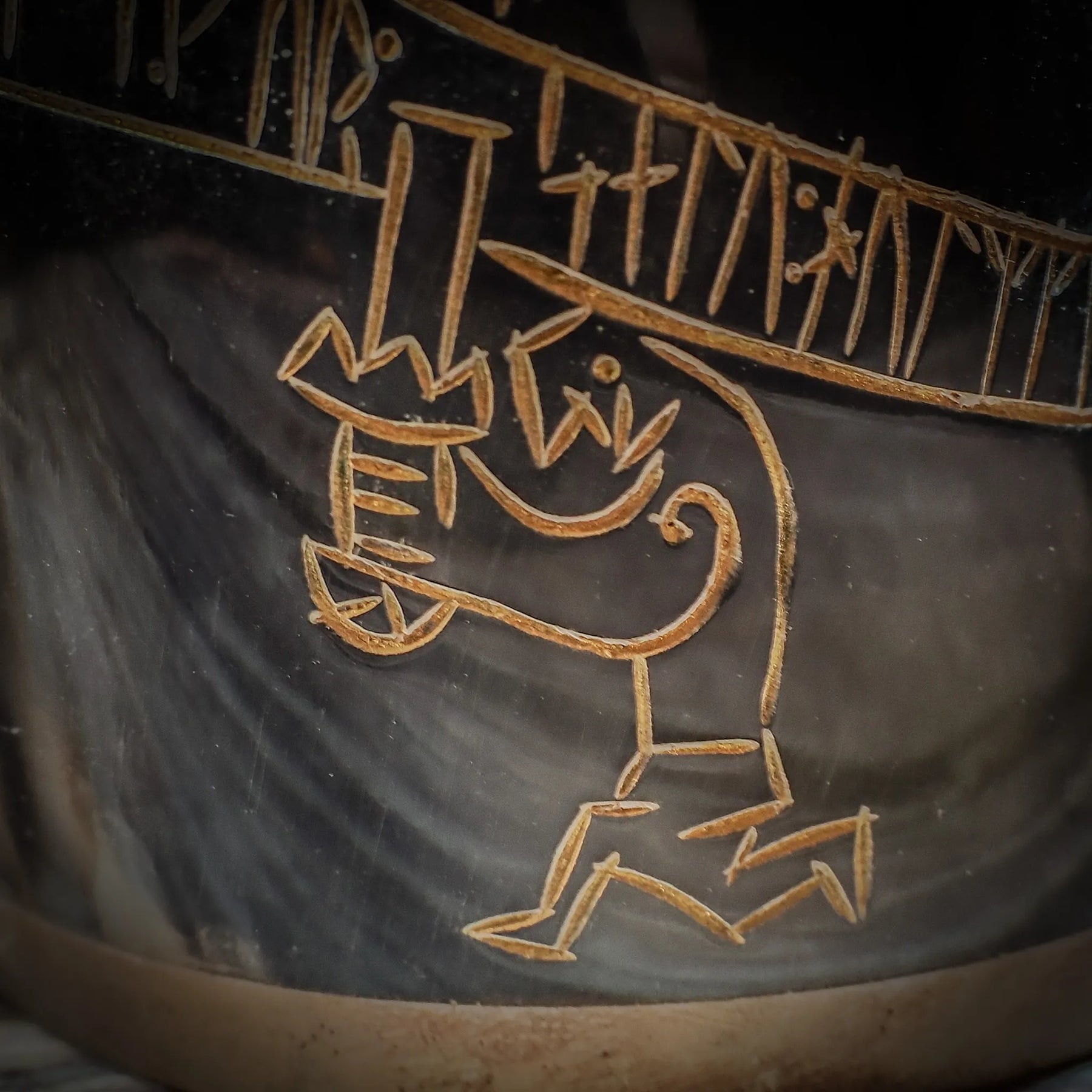 Två premium hornmuggar med Sigurdsagan-gravering. Naturlig hornfärg och mörkbetsad horn. Fina graverade nordiska figurer, runor och sagaberättelse. Professionell studiobelysning.