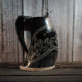 Ölmugg av horn med handtag, visar graverad Sigurdsagan-scen med vikingarkriger och drakar