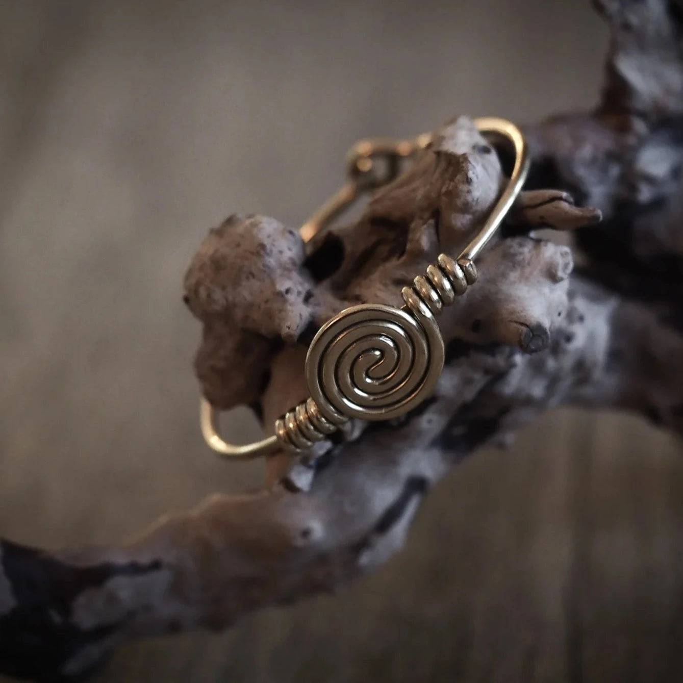 Solspiral armband, mässing.