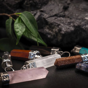 Stenhänge flera färger - samling av kristallhängen i turkos, rosa, vit och rött på driftträ, komplett berglorksortiment med mässingsfäste