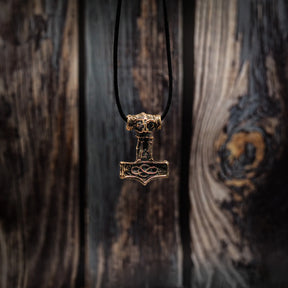 Torshammare Mjölner, från Ödeshög. med knutmönster guld.