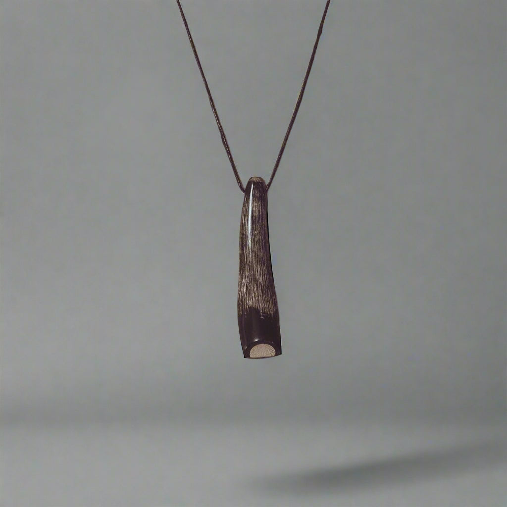 Blåsverkshornvisselpipa av naturligt horn på läderband med mässingsöppning