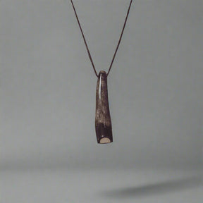 Blåsverkshornvisselpipa av naturligt horn på läderband med mässingsöppning