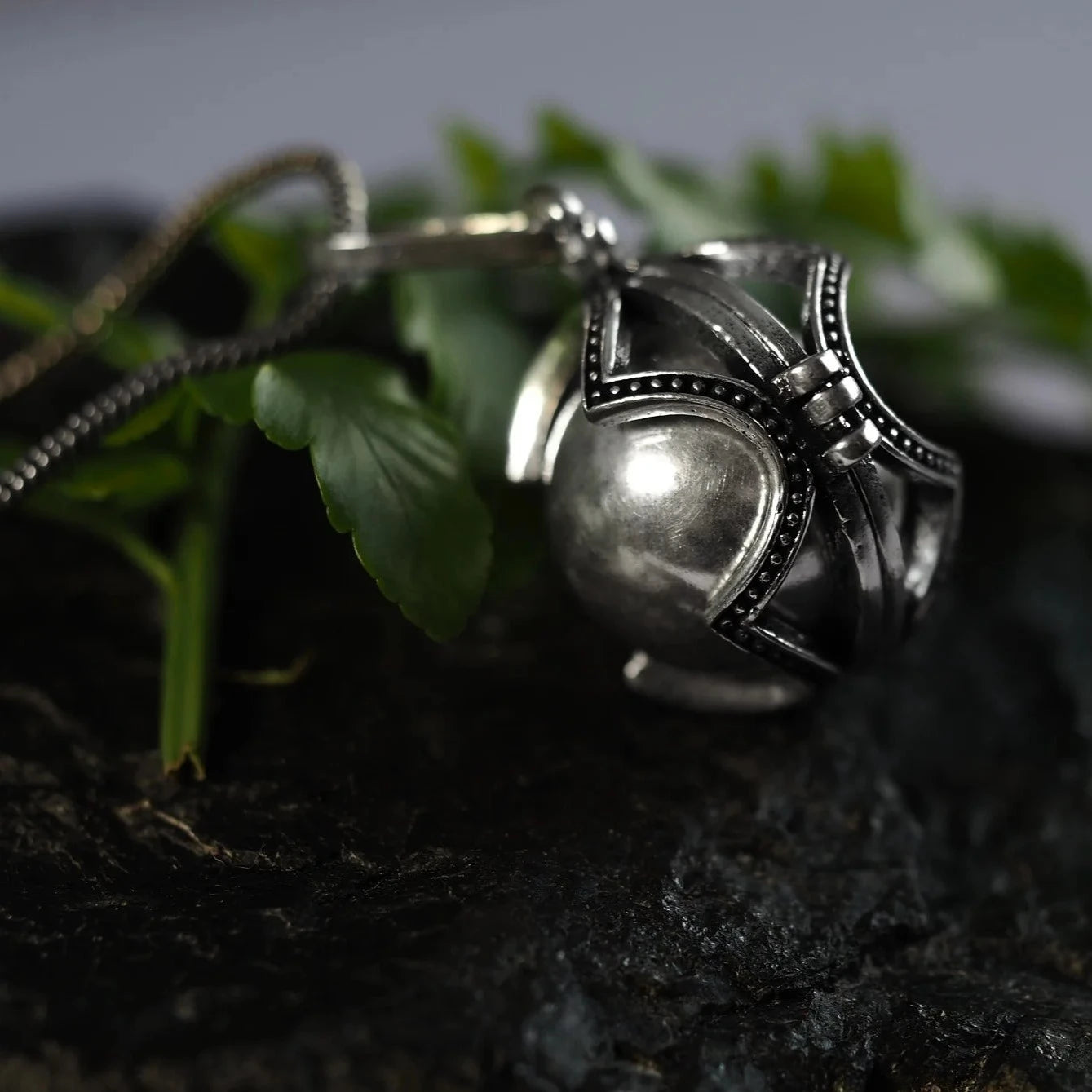 Änglaklocka silver-mässing - Vikingsmycke med månskyddande design fotograferat med naturmotiv
